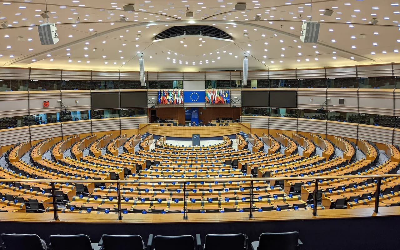 L'hémicycle du Parlement européen, vu depuis les tribunes, sièges vides.