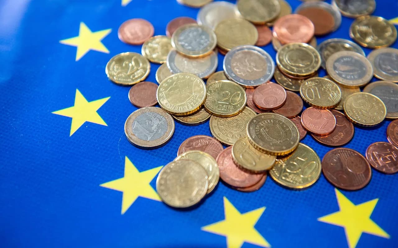 Des pièces en euros posées sur les étoiles du drapeau européen.
