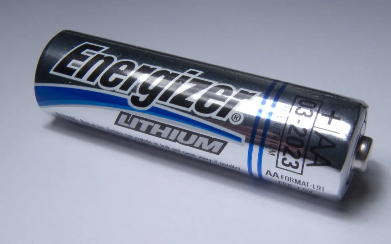 Une pile AA au lithium posée seule, le consommable le plus courant d'un traceur.