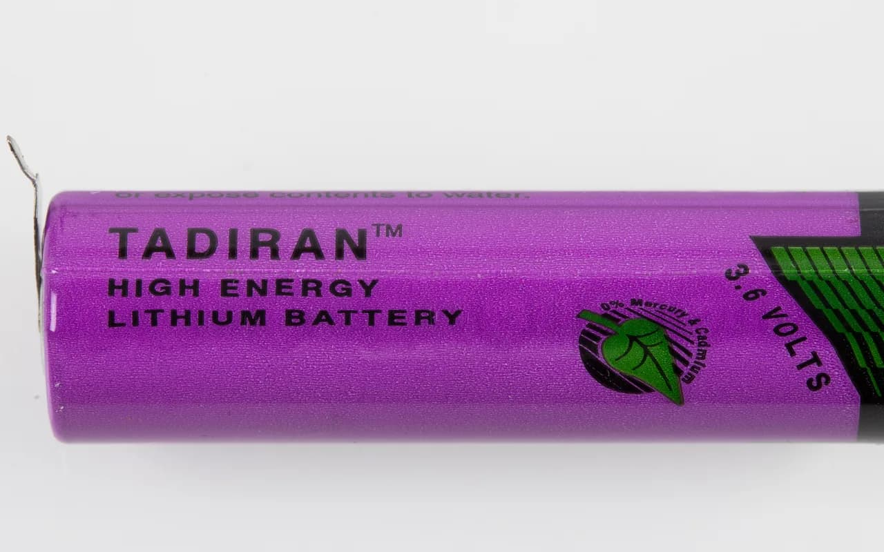 Pile lithium 3,6 volts à très faible autodécharge, du type retenu quand l'appareil doit tenir des années sans intervention.