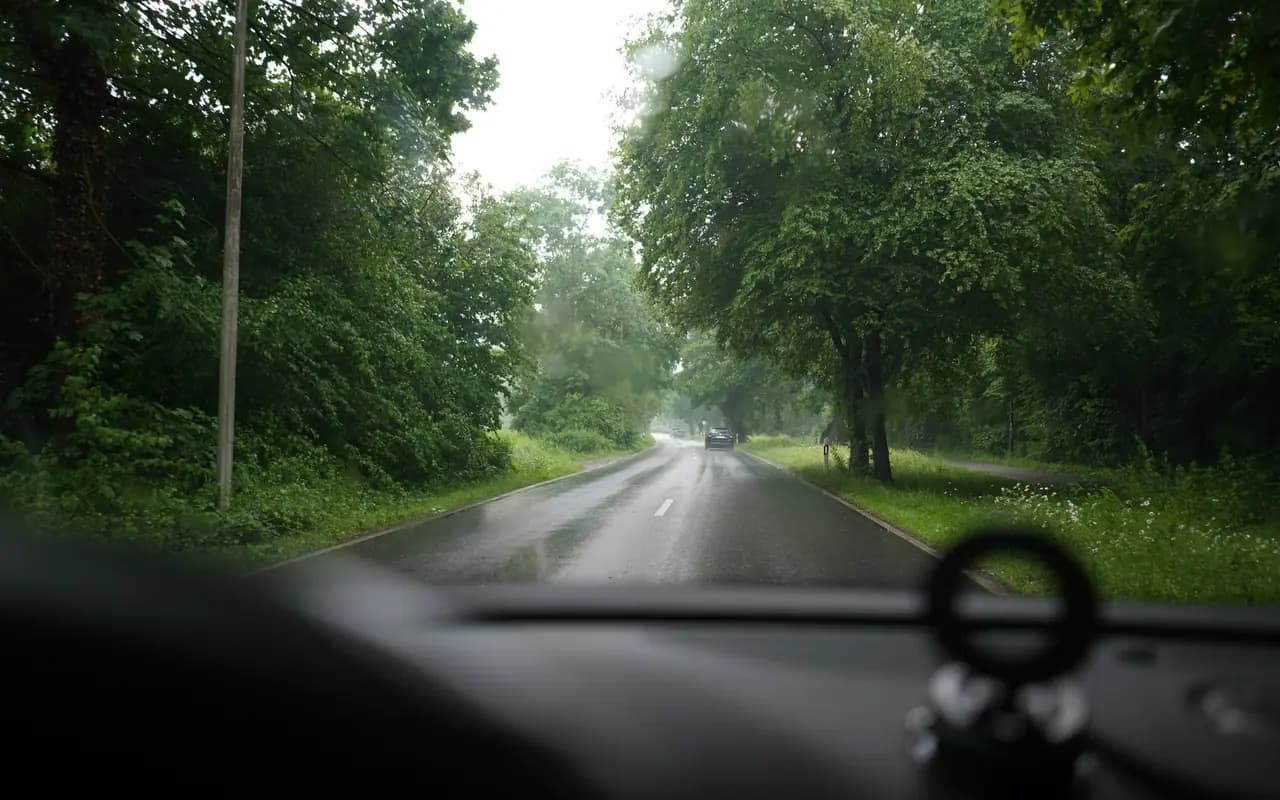 Route mouillée vue depuis un véhicule en circulation.