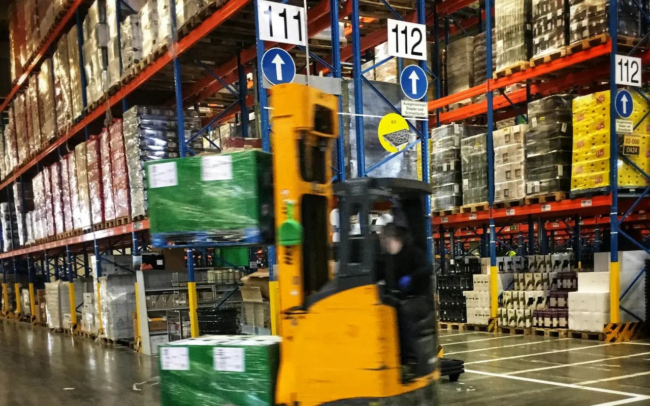 Entrepôt logistique et ses palettes en attente d’expédition.