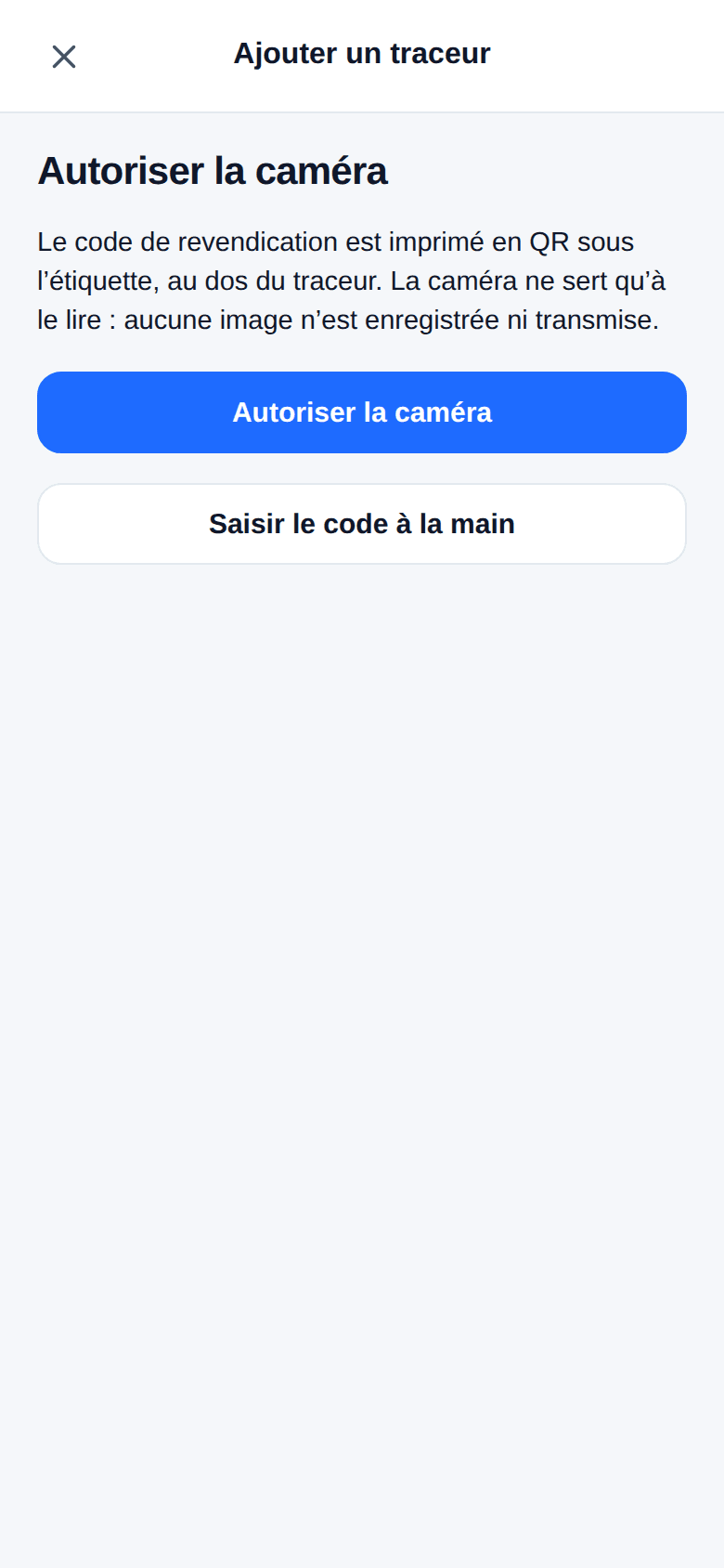 Écran d’ajout d’un traceur demandant l’autorisation d’utiliser la caméra, avec l’option de saisir le code à la main.